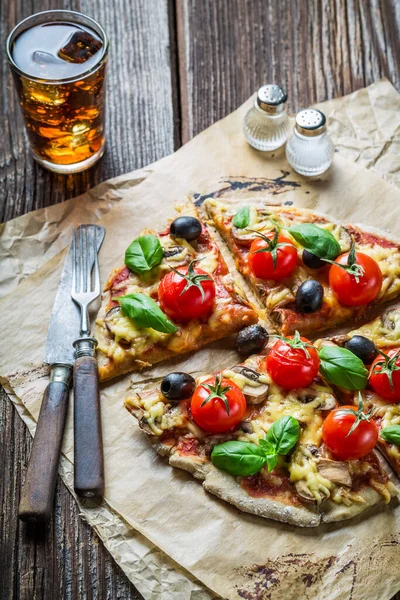 Hemlagad Pizza Gjord Ost Och Tomater Ugn Bakad Pizza Platta — Stockfoto