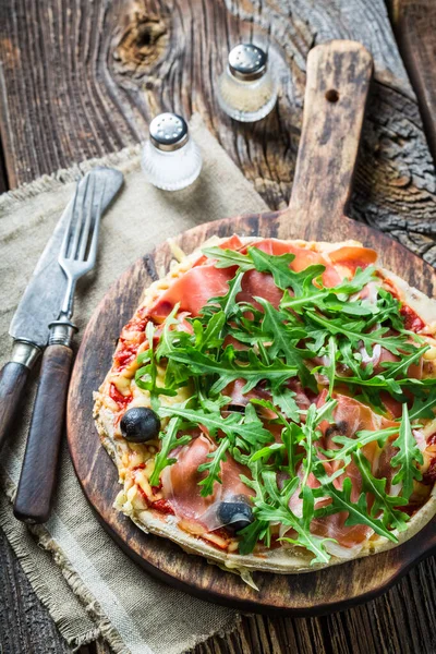 Hemlagad Pizza Med Skinka Och Ruccola Pizza Med Mozzarella Platta — Stockfoto