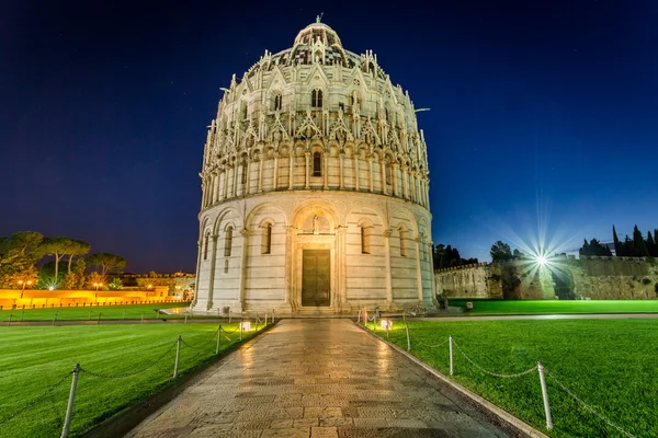 Baptistery in Pisa at night — Stock Photo, Image