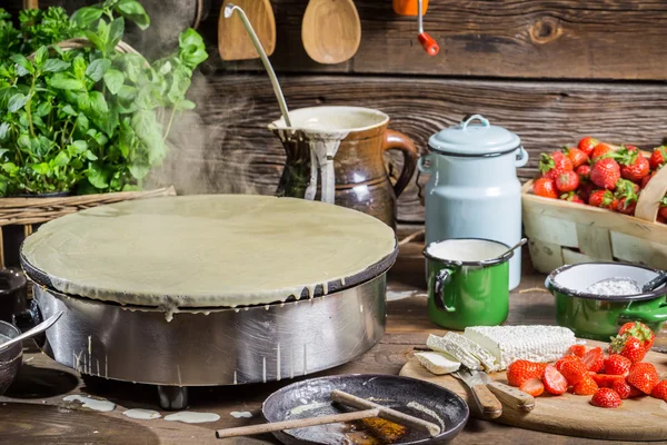 Vorbereitung für Pfannkuchen mit Erdbeere — Stockfoto