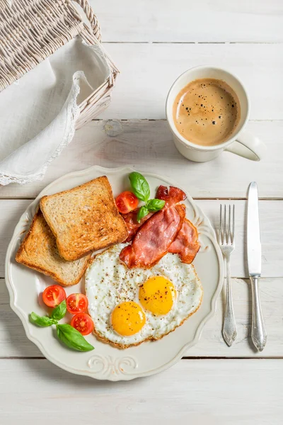 Huevos, tostadas y tocino para el desayuno — Foto de Stock