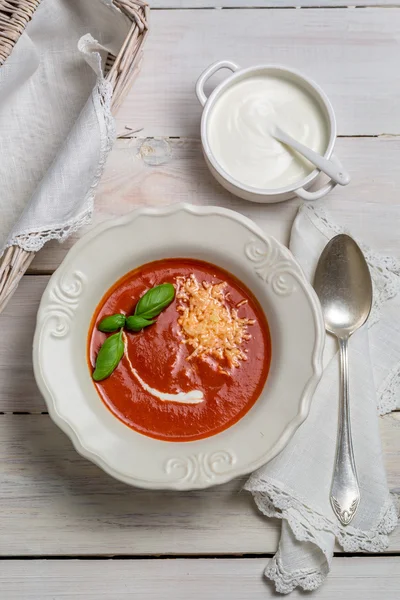 クリーム チーズとバジルのトマトのスープ — ストック写真