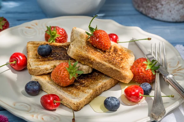 Tostadas con fruta y miel para el desayuno —  Fotos de Stock