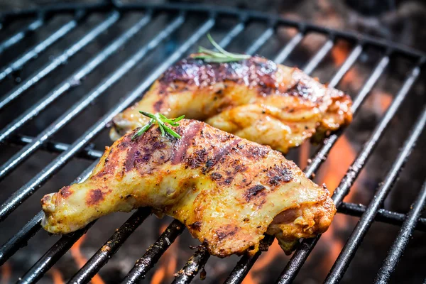 Roasted chicken legs on the grill with fire — Stock Photo, Image