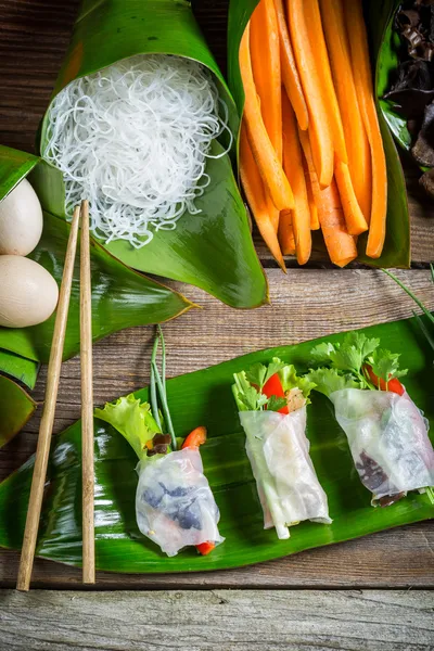 Rollos frescos de primavera con verduras —  Fotos de Stock