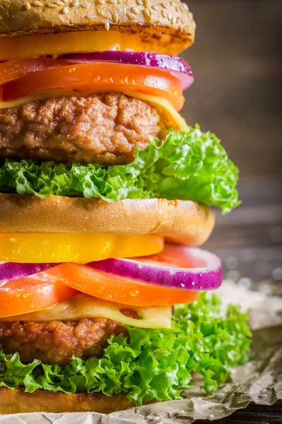Closeup της νόστιμο σπιτικό burger μεγάλο — Φωτογραφία Αρχείου