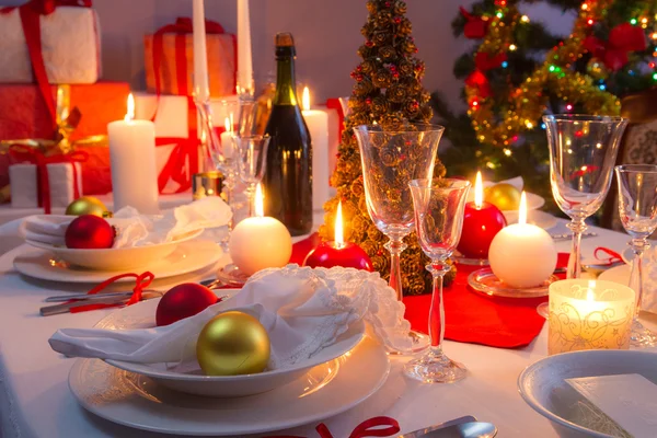 Decoraciones blancas y rojas en la mesa de Navidad — Foto de Stock