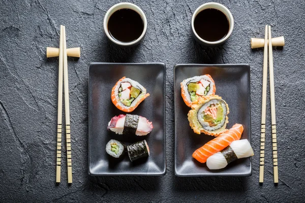 Sushi geserveerd met sojasaus voor twee personen — Stockfoto