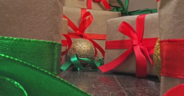 Czerwone i zielone prezenty świąteczne. Stos prezentów na Boże Narodzenie. — Wideo stockowe