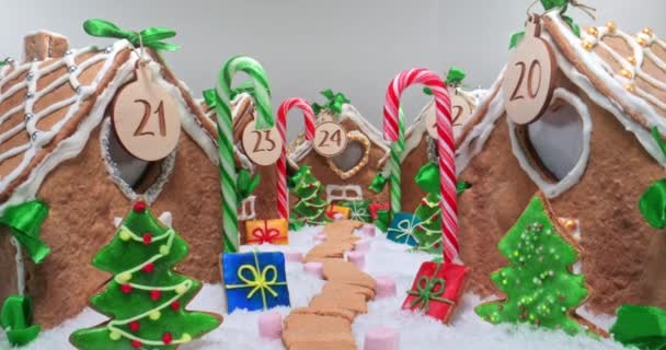 Lebkuchenhaus mit Bonbons und Plätzchen. Lebkuchendorf zu Weihnachten. — Stockvideo