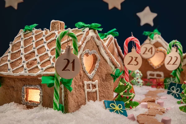 Unika Pepparkaksstugor Till Jul Med Kakstjärnor Natten Pepparkaksbyn Till Jul — Stockfoto