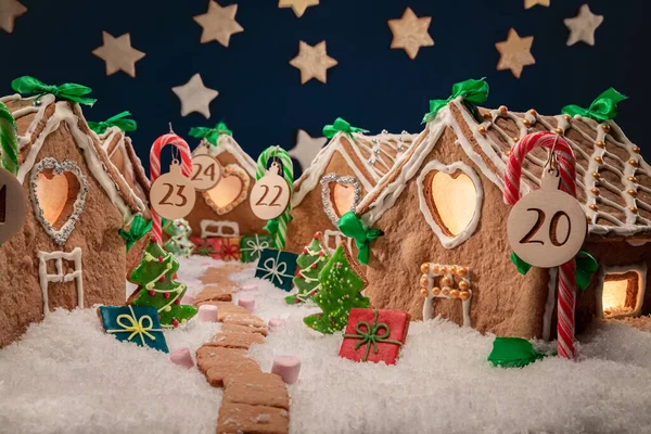 Entzückende Lebkuchenhäuschen Für Weihnachten Der Nacht Mit Sternen Lebkuchendorf Weihnachten — Stockfoto