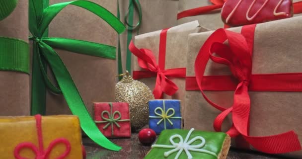 Haufenweise Geschenke, Dekoration und Lebkuchen. Haufen Weihnachtsgeschenke. — Stockvideo
