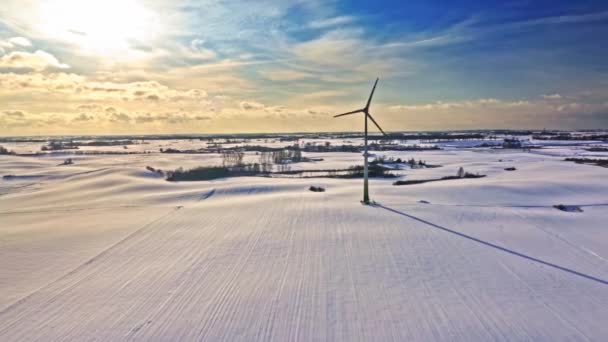 Turbină eoliană pe câmp de zăpadă în ziua însorită. Energie alternativă. — Videoclip de stoc