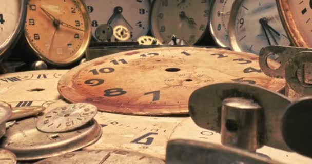 Сломанные часы и запчасти в мастерской. Мастерская старинных часовщиков. — стоковое видео