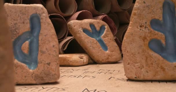 Adivinación por piedras de runa futhark. La adivinación de las runas. — Vídeo de stock