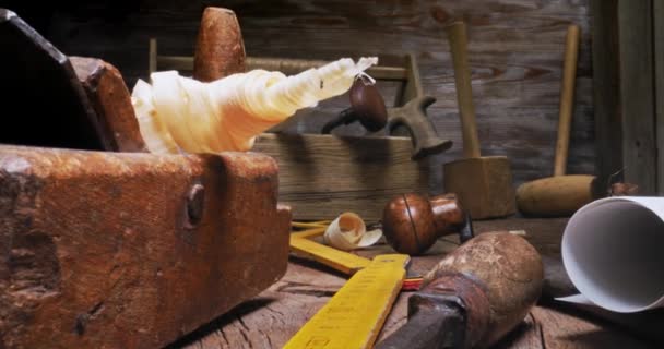 Taller y herramientas de carpintería. Tampers, cinceles, planos en el banco de carpintería. — Vídeos de Stock