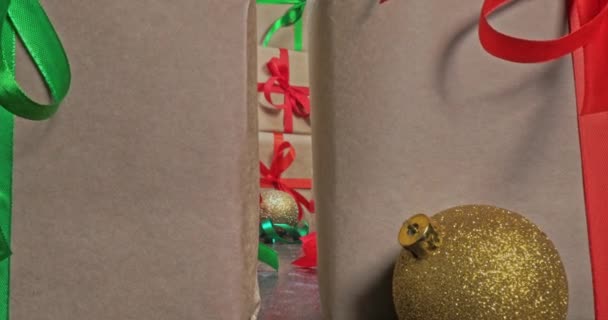 赤と緑のクリスマスプレゼント。贈り物と装飾品の山. — ストック動画