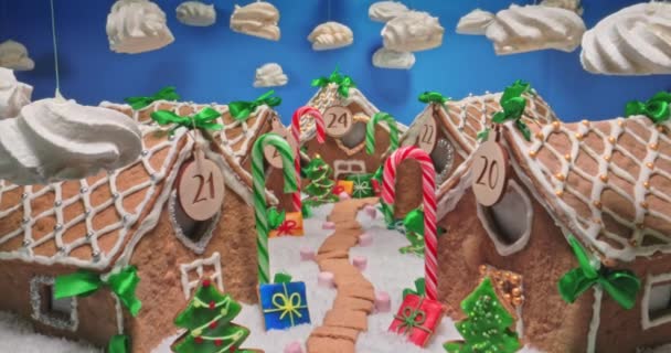 Christmas gingerbread cottage and meringue clouds on blue sky. — Stock Video