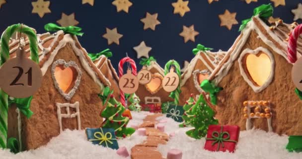 Pepparkaksstugor på natten. Julafton i pepparkaksbyn. — Stockvideo