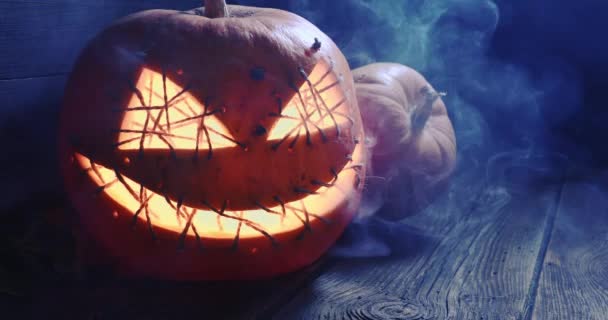 Zářící a strašidelná halloweenská dýně s kouřem a světlem. — Stock video