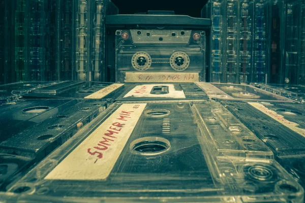 Крутящаяся Винтажная Аудиокассета Старом Плеере Старые Пластиковые Кассеты — стоковое фото