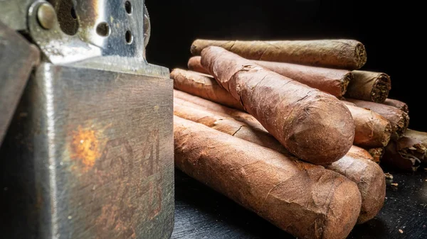 Närbild Dyr Cigarr Humidor Och Cutter Cigarrer Humidor Med Skärstål — Stockfoto