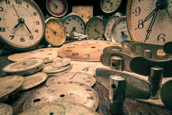 Antiguo Taller Relojeros Con Piezas Repuesto Relojes Rotos Artesanía Antigua — Foto de Stock