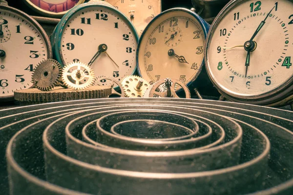 時計や部品が壊れたレトロな時計職人のワークショップ 古い工芸品 — ストック写真