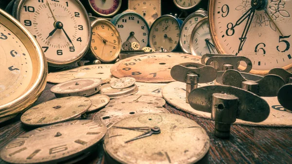 Taller Relojeros Vintage Con Piezas Repuesto Relojes Rotos Artesanía Antigua —  Fotos de Stock
