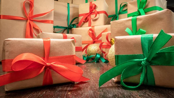 Pile Christmas Gifts Heap Green Red Gifts Christmas — Stock Photo, Image