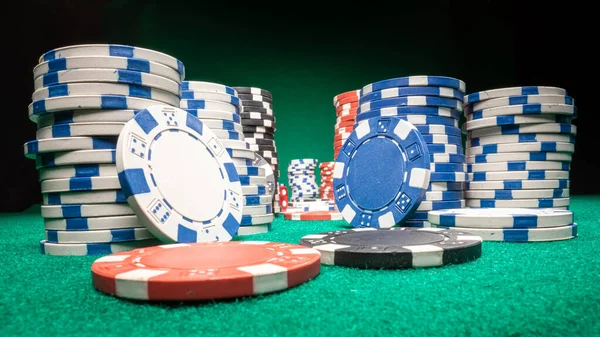 Green Gambling Table Cards Chips Poker Game Texas Holdem Poker — Stock Photo, Image