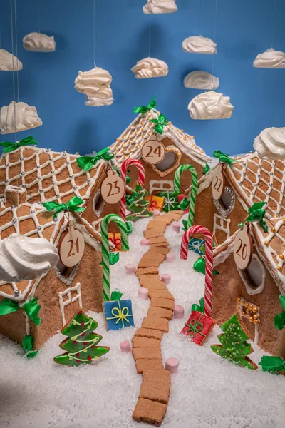 キャンディ クッキー お菓子と素敵なクリスマスジンジャーブレッド村 クリスマスのためのジンジャーブレッド村 — ストック写真