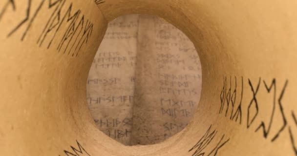 Antike Schriftrollen auf Stapel. Antike Schreiberbibliothek. — Stockvideo