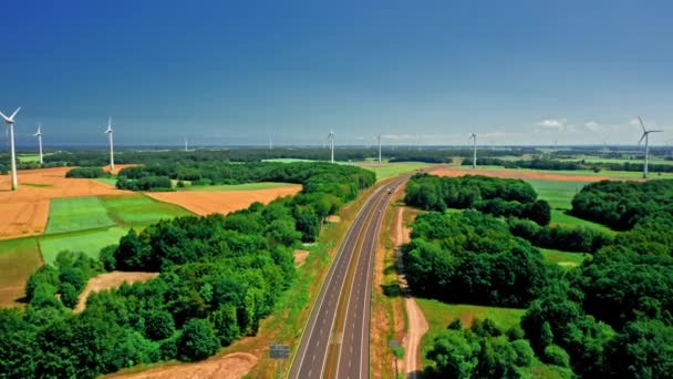 Turbinas eólicas, caminos y campos verdes en verano, vista aérea — Vídeo de stock