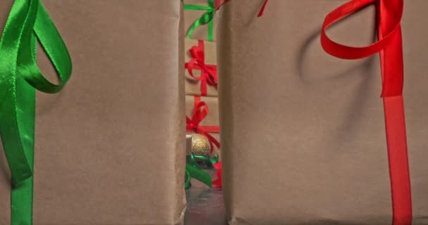 Haufen von Geschenken und Dekoration. Rote und grüne Weihnachtsgeschenke. — Stockvideo