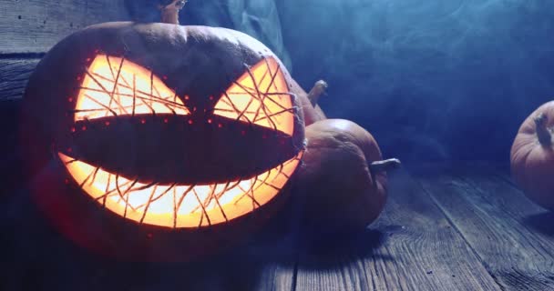 Vreemd en griezelig Halloween pompoen als Halloween achtergrond. — Stockvideo