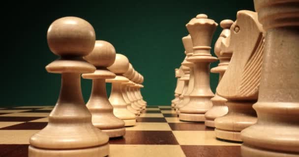 Jogo de xadrez de madeira no tabuleiro de xadrez preto e branco — Vídeo de Stock