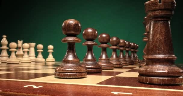 Makro des Schachspiels mit schwarzen und weißen Schachfiguren — Stockvideo