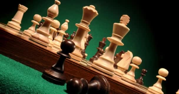 Macro de jogo de xadrez no tabuleiro de xadrez preto e branco — Vídeo de Stock