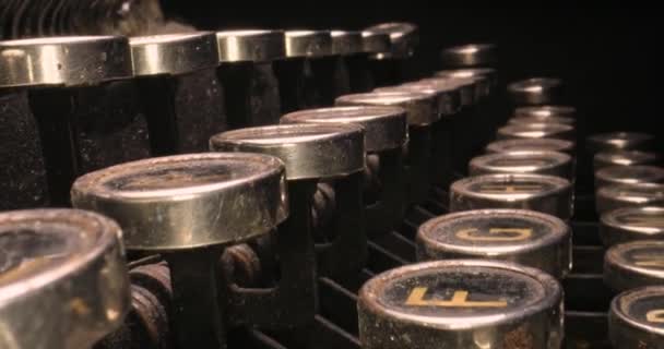 Een typemachine verstopt achter een boek. Vintage journalistenbureau. — Stockvideo