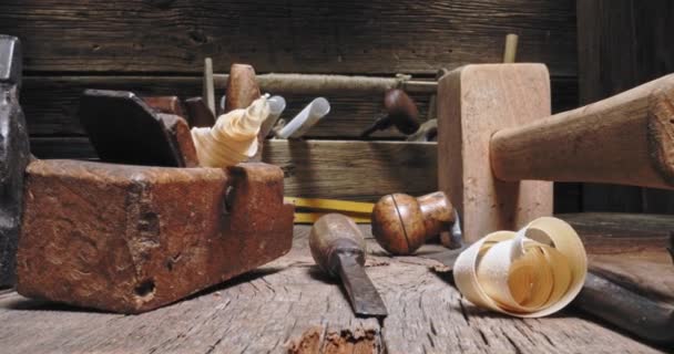 Banco de trabajo de carpintería con tampers, cinceles y planos. Herramientas de carpintería. — Vídeos de Stock