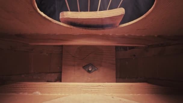 Interieur van akoestische gitaar. Gitaar van binnenuit met snaren. — Stockvideo