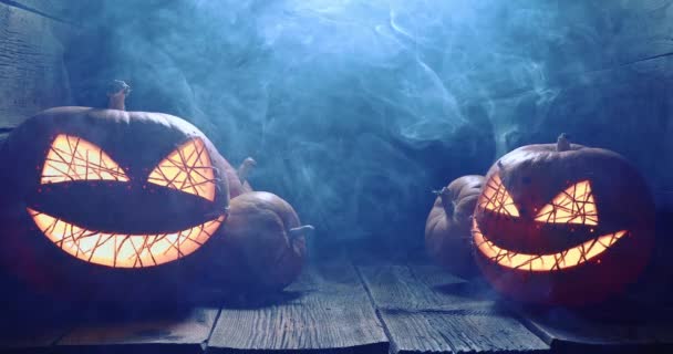 Abóbora de Halloween laranja e iluminada com fumaça e luz. — Vídeo de Stock