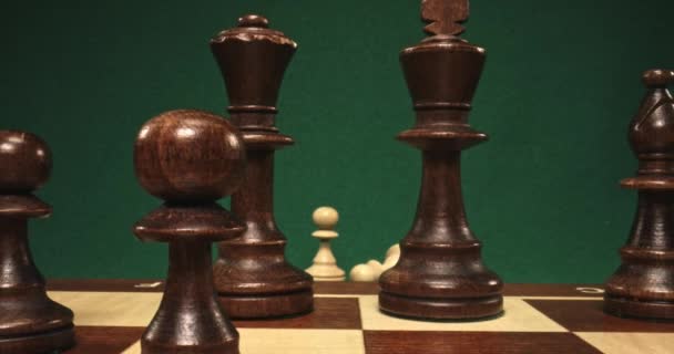 Schackspel med svartvita schackpjäser. Parallellaxeffekt. — Stockvideo