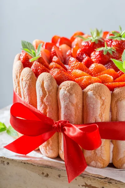 ゼリーとイチゴとおいしいと甘いケーキ 夏の自家製ベリーケーキ — ストック写真