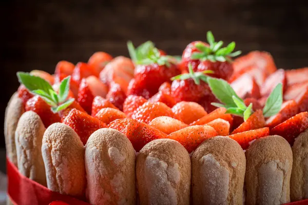イチゴとゼリーとおいしいと甘いケーキ 夏の自家製ベリーケーキ — ストック写真