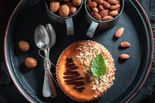 Lecker Süßer Mandelkäsekuchen Auf Dunklem Teller Süßer Mandelkäsekuchen — Stockfoto