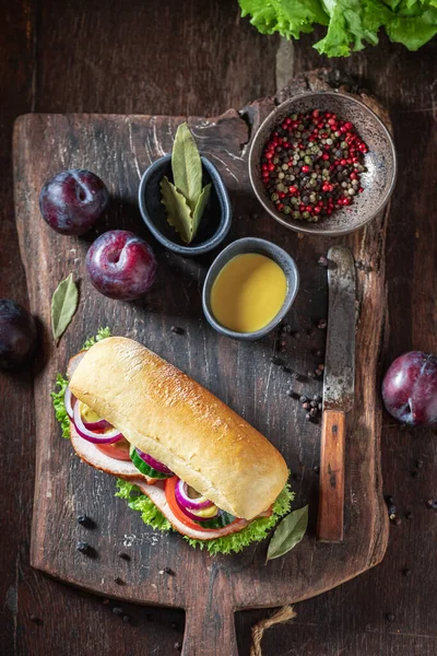 Frisches Und Hausgemachtes Sandwich Mit Gebratenem Huhn Tomaten Und Salat — Stockfoto