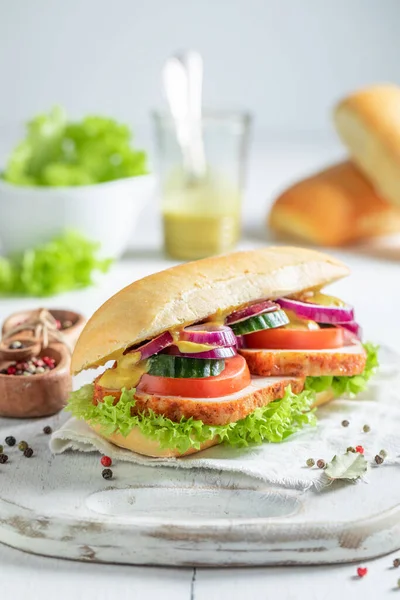 Leckeres Und Frisches Sandwich Mit Gebratenem Huhn Tomaten Und Salat — Stockfoto
